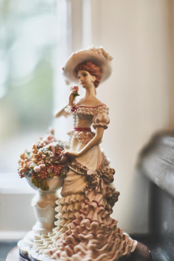 Bed and Breakfast The Lord Grenfell Maidenhead Esterno foto A typical Dresden figure