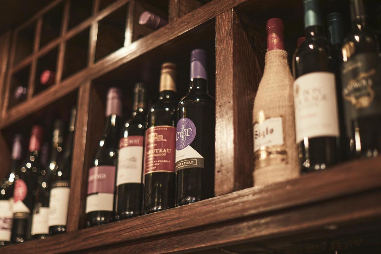 Bed and Breakfast The Lord Grenfell Maidenhead Esterno foto Wine bottles in a wine rack