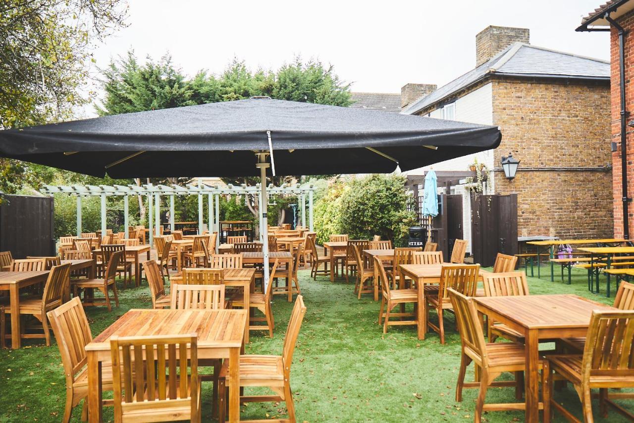 Bed and Breakfast The Lord Grenfell Maidenhead Esterno foto The garden at The Crown