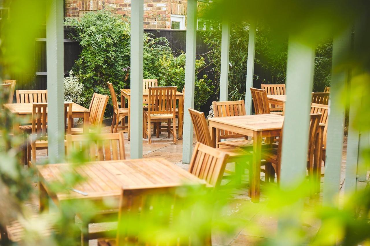 Bed and Breakfast The Lord Grenfell Maidenhead Esterno foto The garden at The Crown