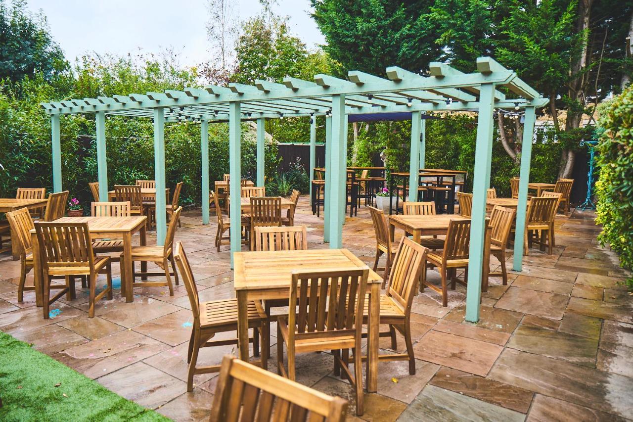 Bed and Breakfast The Lord Grenfell Maidenhead Esterno foto The pergola at the rear of the pub